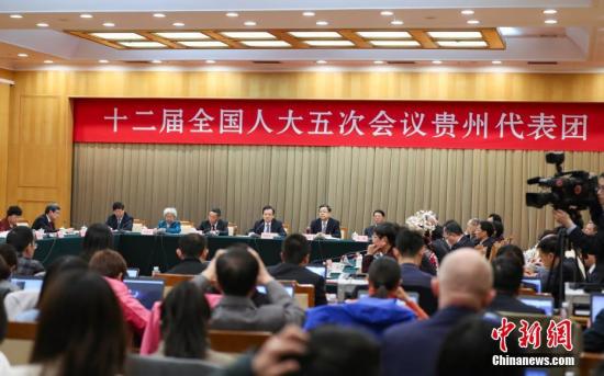3月6日，十二届全国人大五次会议贵州代表团举行全体会议，审议政府工作报告。记者 贺俊怡 摄