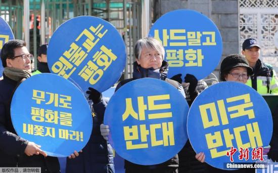 当地时间2017年3月7日，韩国首尔，民众在龙山区国防部大楼前集会，谴责“萨德”入韩。据国防部当天消息，韩美开始在韩部署“萨德”反导系统，发射架等部分装备已抵达韩国。