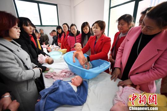 3月7日，江西省新余市万家惠职业培训学校的老师在为学员培训育婴技能。周亮 摄
