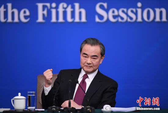 3月8日，十二届全国人大五次会议新闻中心举行记者会，邀请外交部部长王毅就“中国的外交政策和对外关系”的相关问题回答中外记者的提问。
记者 侯宇 摄
