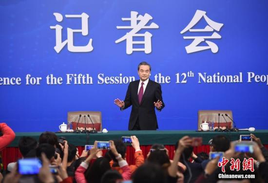 3月8日，十二届全国人大五次会议新闻中心举行记者会，邀请外交部部长王毅就“中国的外交政策和对外关系”的相关问题回答中外记者的提问。
记者 侯宇 摄