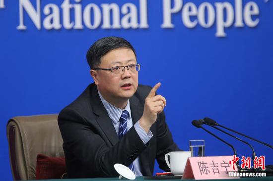 3月9日，十二届全国人大五次会议在北京梅地亚两会新闻中心举行记者会，邀请环保部部长陈吉宁就“加强生态环境保护”的相关问题回答中外记者的提问。 记者 泱波 摄