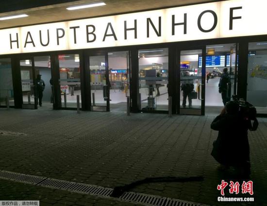 德国当地时间3月9日晚，杜塞尔多夫市火车总站发生持斧袭击事件。据悉，目前已造成5人受重伤。一名嫌犯已被抓获，可能仍有嫌犯在逃。