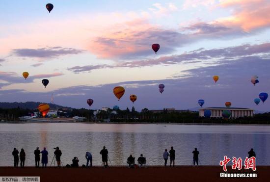当地时间2017年3月12日，澳大利亚堪培拉，堪培拉热气球节在当地举行。