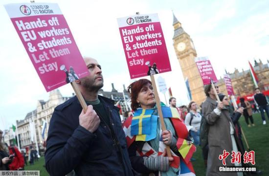当地时间2017年3月13日，英国伦敦，民众在国会大厦前聚集示威。