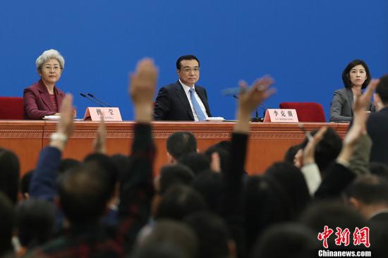 3月15日，国务院总理李克强在北京人民大会堂会见中外记者并回答记者提问。
<a target='_blank' href='http://www.chinanews.com/'>中新社</a>记者 盛佳鹏 摄
