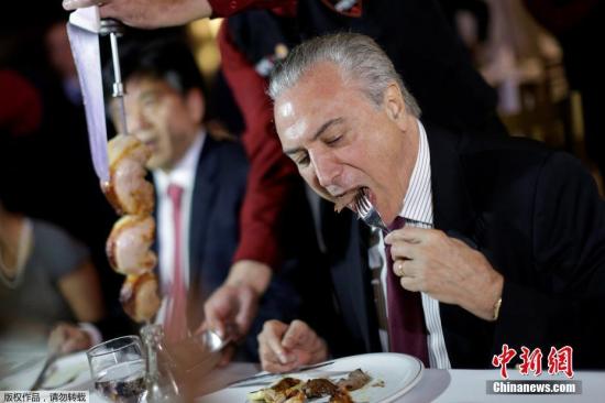 当地时间2017年3月19日，巴西巴西利亚，巴西总统特梅尔会见肉类出口国外交大使，并一同前往餐厅享用烧烤。