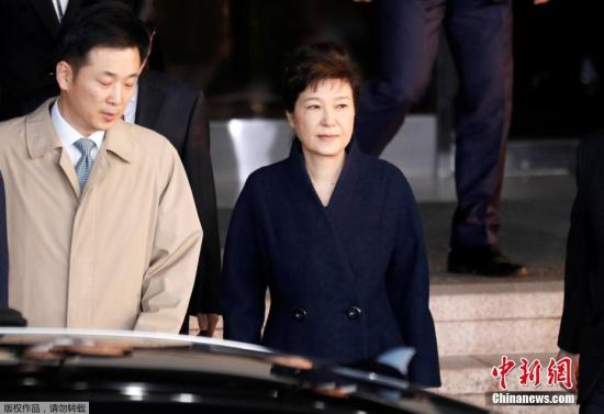 当地时间2017年3月21日夜，韩国首尔，韩国检察厅特别调查本部21日晚11时40分许结束了对前总统朴槿惠的调查。调查共持续14小时，朴槿惠在确认审讯记录内容后归家。