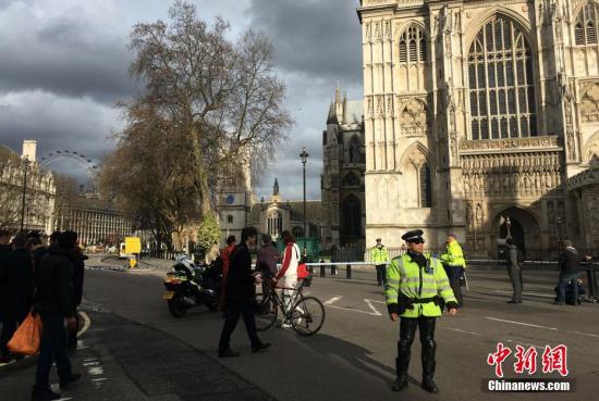 资料图：2017年3月，英国议会大厦外发生袭击事件，警方封锁现场。<a target='_blank' href='http://www.chinanews.com/'>中新社</a>记者 周兆军 摄
