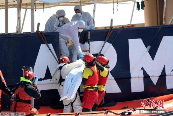 据英国广播公司(BBC)报道，一家西班牙救助机构证实，有两艘船在地中海利比亚附近海域沉没，船上的200多名难民预计已经遇难。图为3月23日，遇难者遗体被打捞。