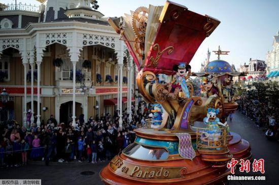 资料图：法国巴黎迪士尼卡通角色大游行。