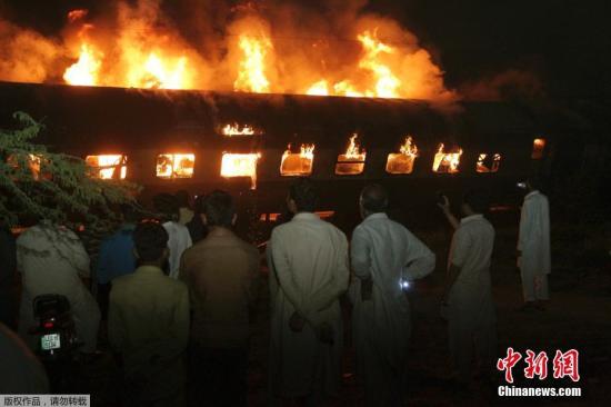 当地时间3月28日，巴基斯坦旁遮普谢克胡普拉一辆客运列车与一油罐车相撞，至少导致两人死亡，其中一人为列车司机。