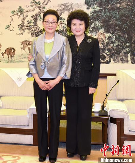 3月30日，中国国务院侨务办公室主任裘援平(右)在北京会见美国知名侨领方李邦琴女士。中新社记者 张勤 摄