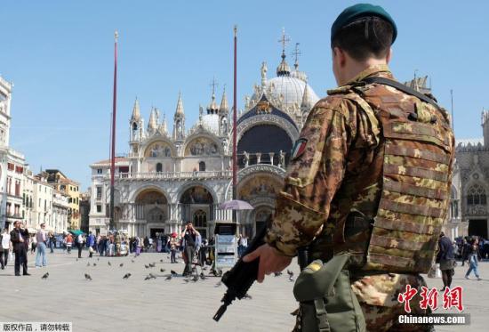 意大利军警在威尼斯圣马可广场执勤。意大利警方对威尼斯12个地点展开了搜捕工作。威尼斯市长对警方和安全部门的联合反恐行动表示了肯定，称他们“行动出色，成功破获了一个极其危险的团伙”。