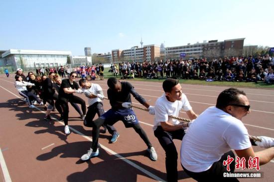 资料图：3月31日，天津，南开大学体育场上一片欢声笑语，来自40余国的600多名留学生进行一场“别样”的运动会，独具“中国味”的比赛项目让他们全情投入。<a target='_blank' href='http://www.chinanews.com/'>中新社</a>记者 张道正 摄