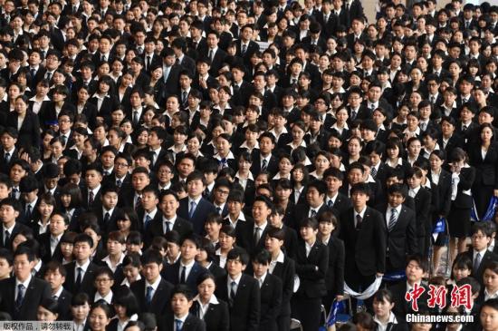 资料图片：2017年4月1日，日本全日空集团在东京举行新职员入职仪式，2800名新职员正装参加运作整齐划一。