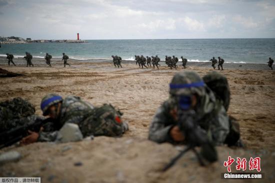 资料图片：2017年4月2日，韩国浦项市，韩国海军参加韩美联合军演“鹞鹰”登陆演习。