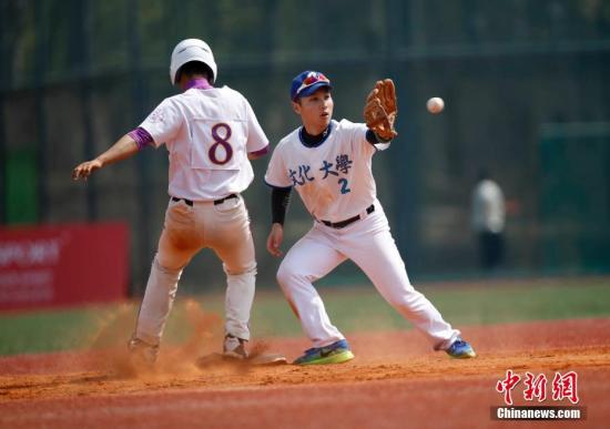4月2日，第一届海峡两岸学生棒球联赛开幕式在北京清华大学举行。共有来自台湾地区的8支代表队和大陆的8支代表队以及新疆大学（特邀）等17支两岸高校棒球队近500人参赛。<a target='_blank' href='http://www.chinanews.com/'>中新社</a>记者 刘关关 摄