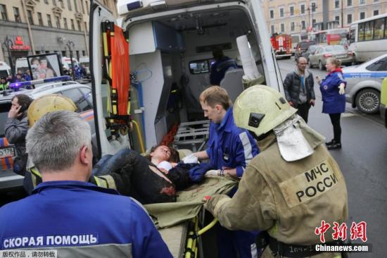 当地时间4月3日，俄罗斯圣彼得堡地铁“先纳亚广场”和“技术学院”两个地铁站发生爆炸。此前多家媒体消息称，爆炸造成至少10人受伤；另据塔斯社援引警方消息指，爆炸造成10人死亡。图为“先纳亚广场”地铁站爆炸事件的伤员被抬上救护车。