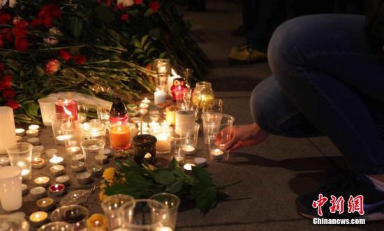 当地时间4月3日晚，俄罗斯民众在“先纳亚广场”地铁站前点燃蜡烛悼念地铁爆炸遇难者。当天一列地铁列车在圣彼得堡市“先纳亚广场站”和“技术学院站”之间发生爆炸，造成大量人员死伤。王修君 摄
