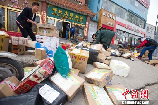 去年中国快递达312亿件快递制造的垃圾流向何方？