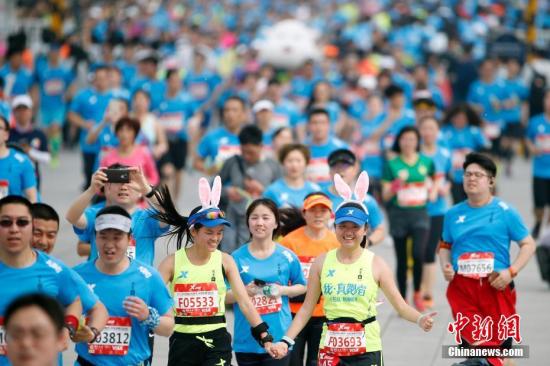 4月16日,2017北京国际长跑节暨北京半程马拉松在天安门广场鸣枪起跑,两万余名跑者参赛,其中包括来自22个国家和地区的外籍选手73人。本届长跑节共设半程马拉松、家庭跑两个项目。<a target='_blank' href='http://www.chinanews.com/'>中新社</a>记者 盛佳鹏 摄 4月16日,2017北京国际长跑节暨北京半程马拉松在天安门广场鸣枪起跑,两万余名跑者参赛,其中包括来自22个国家和地区的外籍选手73人。本届长跑节共设半程马拉松、家庭跑两个项目。<a target='_blank' href='http://www.chinanews.com/'>中新社</a>记者 盛佳鹏 摄