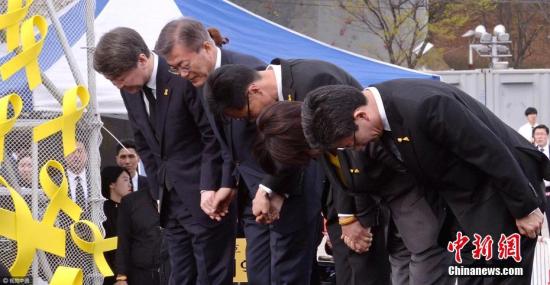 资料图：韩国“世越号”客轮沉没事故三周年，第19届韩国总统选举候选人出席纪念活动，并吊唁遇难者。图片来源：视觉中国