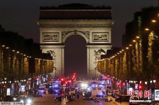 法国首都巴黎著名商业街香榭丽舍大道4月20日晚发生枪击事件，造成警察一死两伤，枪手也被警方开枪击毙。