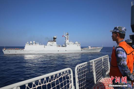 图为中国海军第二十六批护航编队黄冈舰慢慢向第二十五批护航编队靠近。 黎友陶 摄