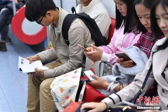 4月23日世界讀書日，昆明20多名志愿者在昆明地鐵內上演“讀書快閃”，以此呼吁民眾“少玩手機多讀書”。 中新社記者 任東 攝
