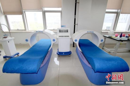 天津津航技术物理研究所研发的医疗器械——骨创伤治疗仪。 中新社记者 张道正 摄