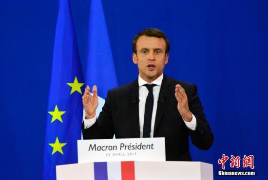 根据法国内政部23日晚公布的部分计票结果，在刚刚结束的法国总统选举第一轮投票中，中间派独立候选人、“前进”运动领导人艾曼努尔·马克龙以23.11%的得票率居第一位，极右翼候选人、国民阵线主席马丽娜·勒庞以23.08%居第二位。两人将进入第二轮对决，争夺下一届法国总统宝座。马克龙当晚在巴黎举行的庆祝集会上表示，他领导的政治运动“在一年时间内就改变了法国的政治面貌”。图为马克龙在庆祝集会上。

<a target='_blank' href='http://www.chinanews.com/'>中新社</a>记者 龙剑武 摄
