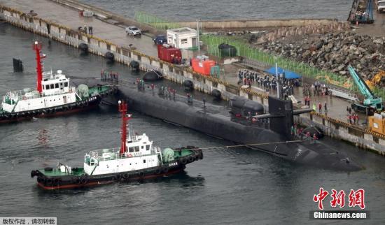 当地时间2017年4月25日，韩国釜山，美军“密歇根”号核动力潜艇(SSGN-727)缓缓入港。这艘“俄亥俄”级弹道导弹核潜艇长170.6米，宽12.8米，潜航排水1.9万吨，可装载150多枚射程超2000公里的战斧式导弹，是世界最大潜艇之一。