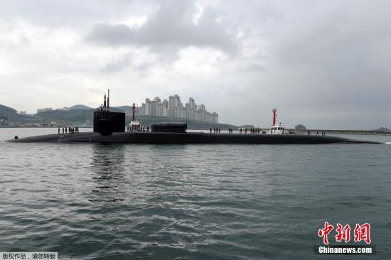 当地时间2017年4月25日，韩国釜山，美军“密歇根”号核动力潜艇(SSGN-727)缓缓入港。这艘“俄亥俄”级弹道导弹核潜艇长170.6米，宽12.8米，潜航排水1.9万吨，可装载150多枚射程超2000公里的战斧式导弹，是世界最大潜艇之一。