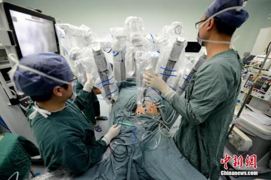韩国的青年一代人才都集中在医科。资料图为手术过程。 王东明 摄