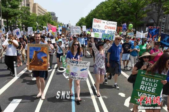当地时间4月29日，华盛顿爆发上万人规模的游行活动，抗议特朗普的气候政策和能源政策。当天适逢美国总统特朗普执政满一百天。 <a target='_blank' href='http://www.chinanews.com/'>中新社</a>记者 刁海洋 摄