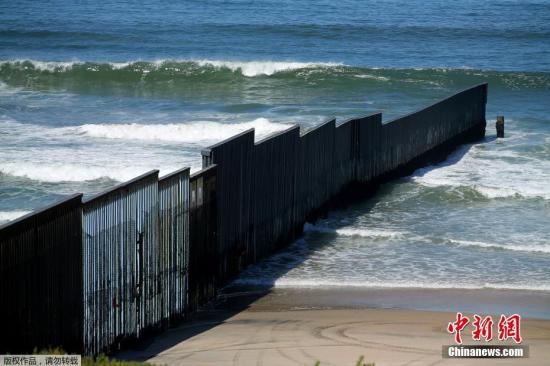 资料图：美墨边境的高墙。