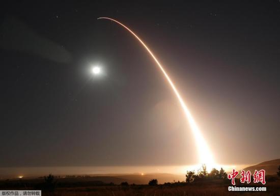 资料图：美国空军从加利福尼亚州范登堡空军基地发射一枚“民兵”3型洲际弹道导弹。