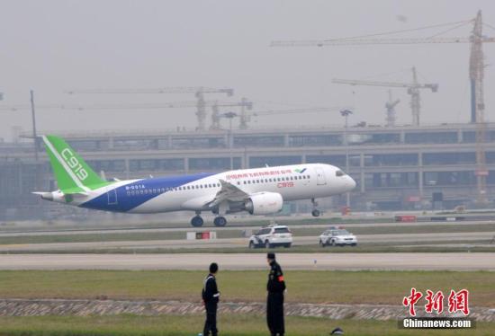 5月5日，中国首款国际主流水准的干线客机C919在上海浦东国际机场成功首飞。图为C919起飞升空。 <a target='_blank' href='http://www.chinanews.com/'>中新社</a>记者 孙自法 摄