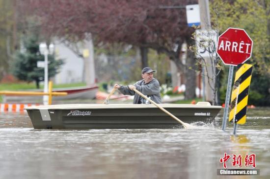 资料图：当地时间5月4日，加拿大魁北克加蒂诺遭遇洪水袭击，过膝的大水给当地民众的生活带来不便。