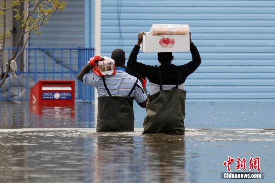 当地时间5月4日，加拿大魁北克加蒂诺遭遇洪水袭击，过膝的大水给当地民众的生活带来不便。