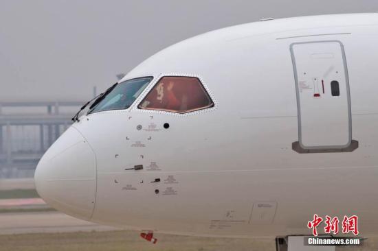 5月5日,首架国产大飞机C919在上海成功首飞。图为机组人员挥手示意。张亨伟 摄 5月5日,首架国产大飞机C919在上海成功首飞。图为机组人员挥手示意。张亨伟 摄