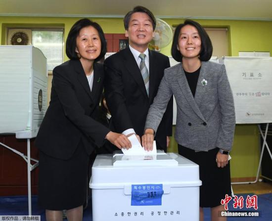 韩国总统候选人安哲秀和家人一起参加投票。