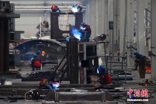 资料图：工作人员在对隧道掘进机进行组装施工。<a target='_blank' href='http://www.chinanews.com/'>中新社</a>记者 富田 摄