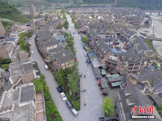 汶川地震九周年,航拍震中映秀镇小洋楼整齐排列。 莫晓 摄 图片来源:视觉中国 汶川地震九周年,航拍震中映秀镇小洋楼整齐排列。 莫晓 摄 图片来源:视觉中国