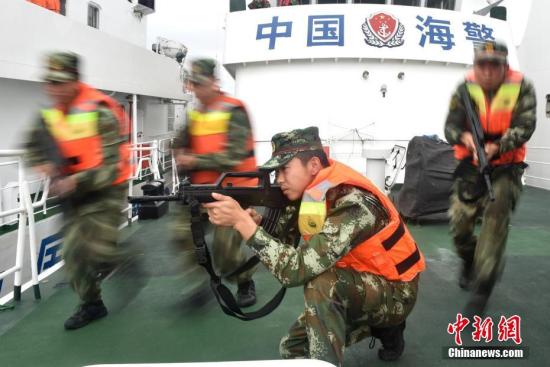 资料图：福建海警第一支队官兵开展反恐缉私演练。 沈灿煌 摄