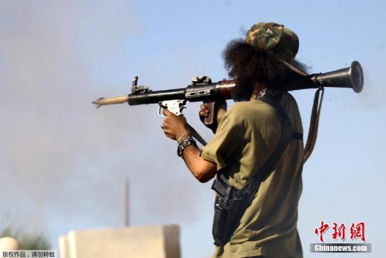 资料图：2017年5月20日，在利比亚班加西，利比亚“国民军”成员向武装分子发射火箭弹。据报道，利比亚退役将领、世俗势力代表人物哈利法·哈夫塔尔领导的“国民军”日前同利一些武装派别爆发冲突。 文字来源：新华网