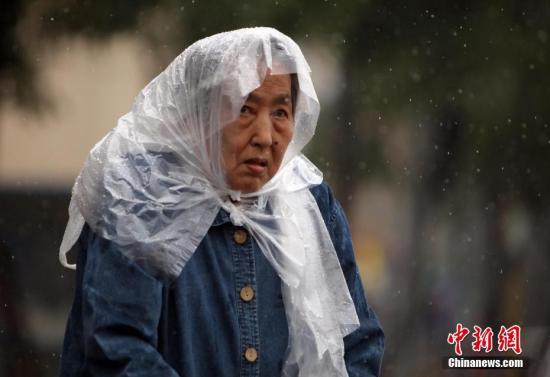 5月22日,民众在雨中出行。中新社记者 杨可佳 摄 5月22日,民众在雨中出行。中新社记者 杨可佳 摄