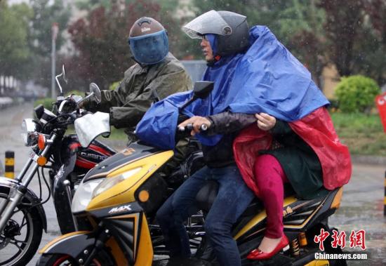这场降雨也是北京近两个月以来、首场全市性的明显降水,降水量充沛,对缓解旱情有很大帮助。中新社记者 杨可佳 摄 这场降雨也是北京近两个月以来、首场全市性的明显降水,降水量充沛,对缓解旱情有很大帮助。中新社记者 杨可佳 摄