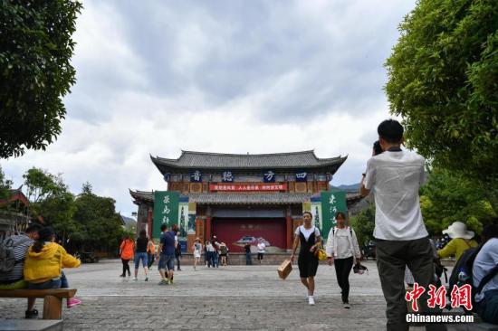 资料图：游客在丽江束河古镇内游览。 中新社记者 任东 摄